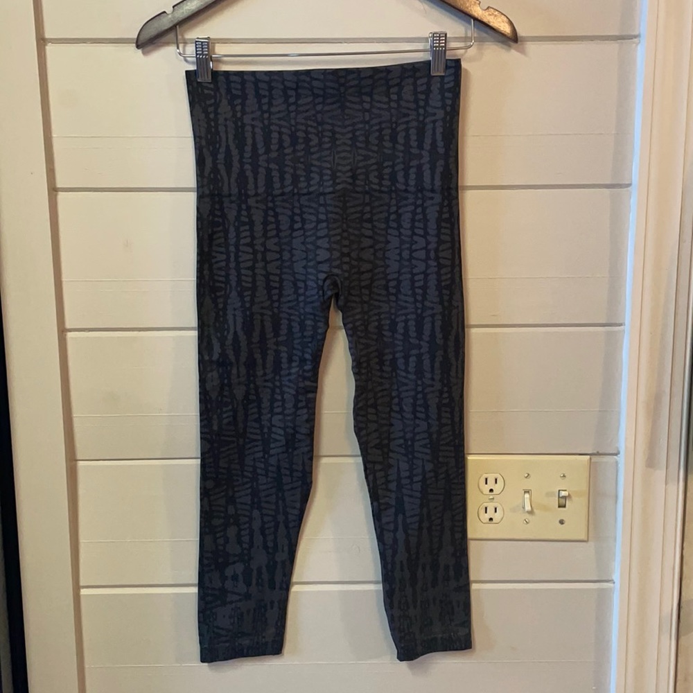 Spanx Seamless Look at Me Now Geometric Print Cropped Leggings Size L.